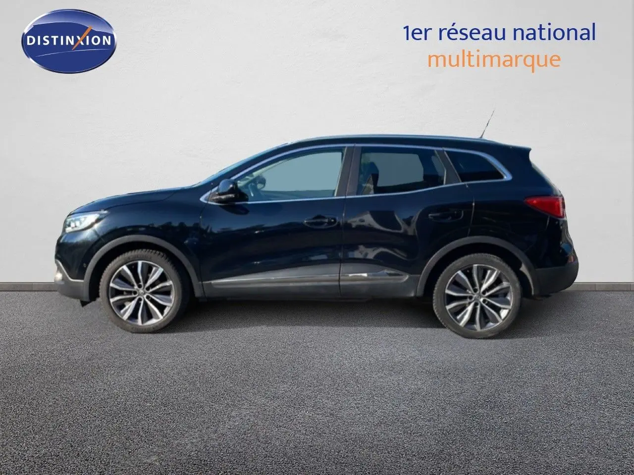 Profil côté gauche d’un Renault Kadjar noir 2018, SUV compact avec jantes alliage et vitres teintées.