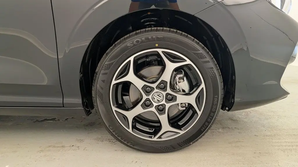 Gros plan sur la roue arrière droite noire Pebble Black du MG3 1.5 L Hybrid+ 195 ch Luxury avec jante alliage 16 pouces.