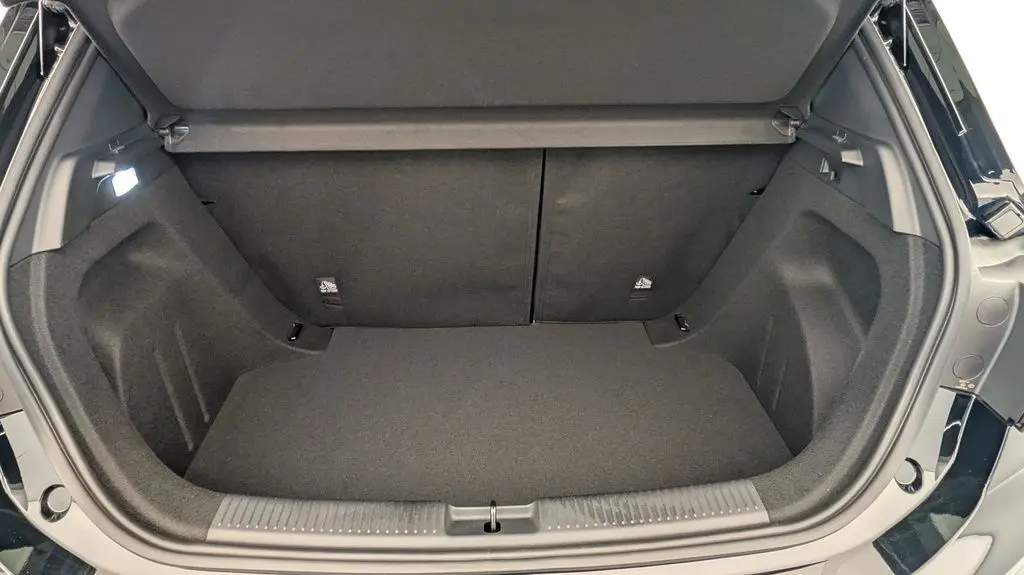 Vue intérieure du coffre ouvert de la MG3 Pebble Black 2026, montrant l'espace de rangement et la moquette noire.