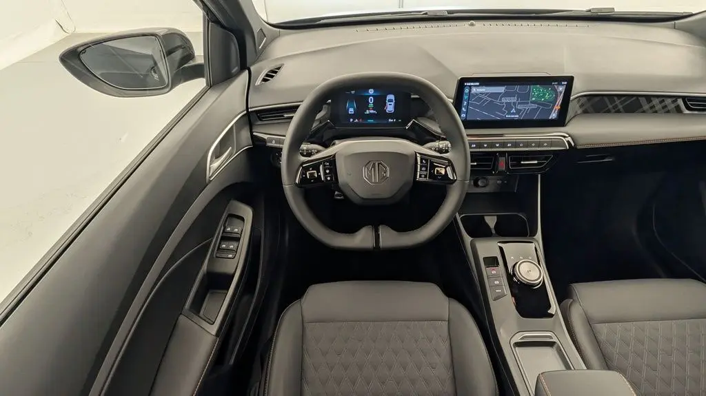 Vue intérieure avant du tableau de bord noir du MG3 1.5 L Hybrid+ avec volant multifonction et écran tactile 10,25 pouces.