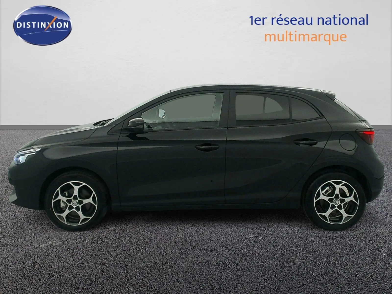 Vue latérale droite d'une MG3 2026 Pebble Black avec jantes alliage et vitres surteintées.