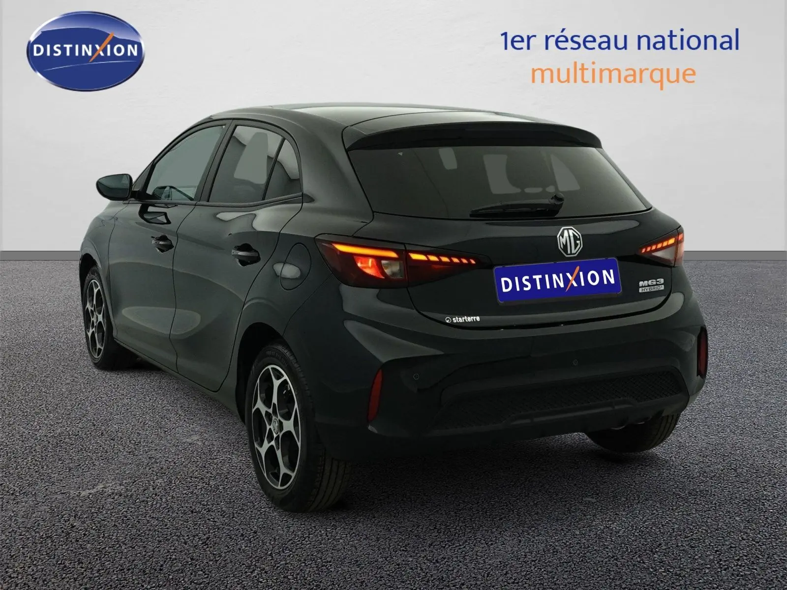 Vue 3/4 arrière droite de la MG3 Pebble Black 2026 avec feux LED allumés et jantes alliage 16 pouces.