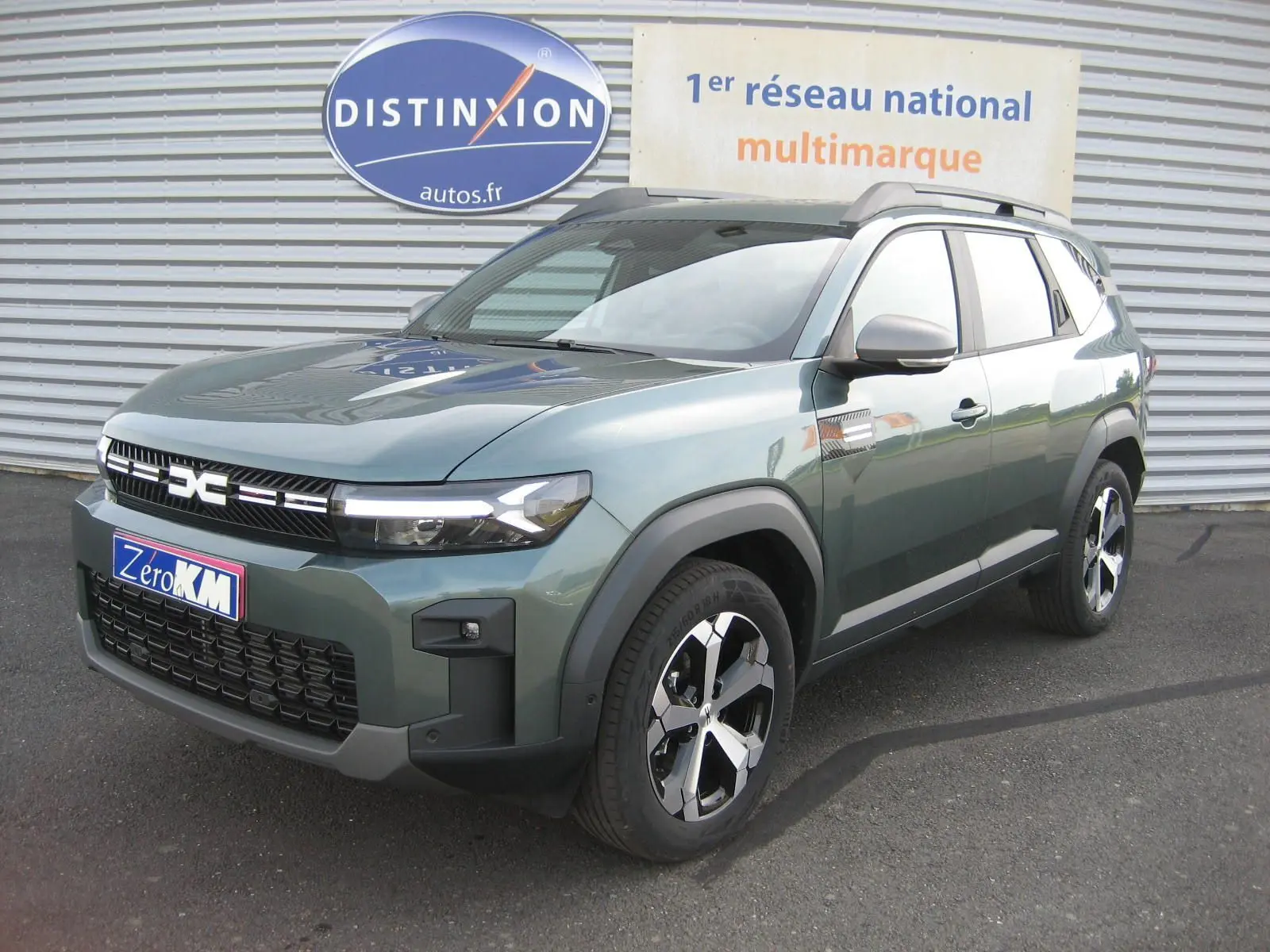 SUV Dacia Bigster gris schiste en 3/4 avant droit, avec calandre distinctive et jantes modernes.