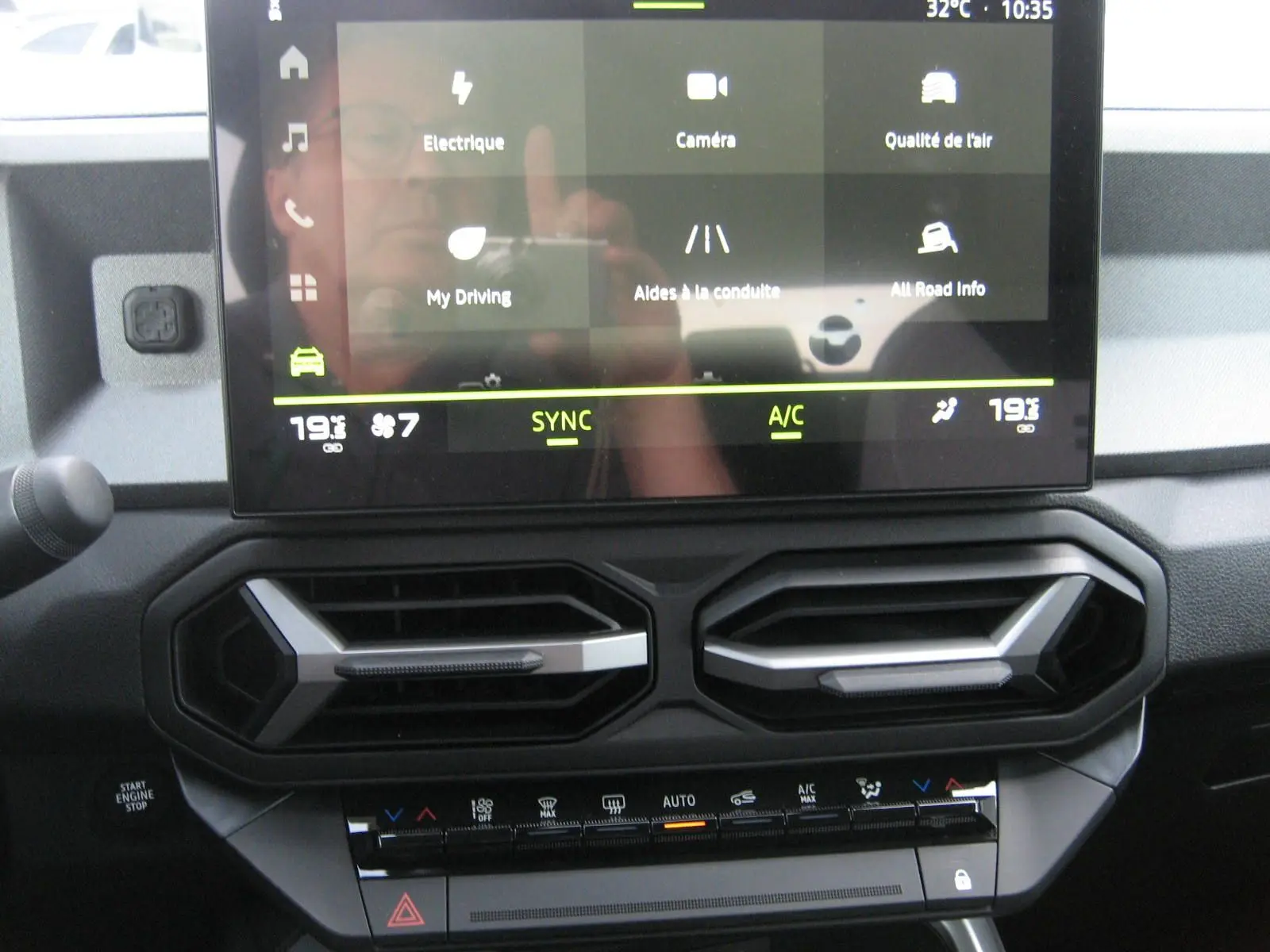 Détail du tableau de bord du Dacia Bigster 2026 avec écran tactile et commandes de climatisation modernes.