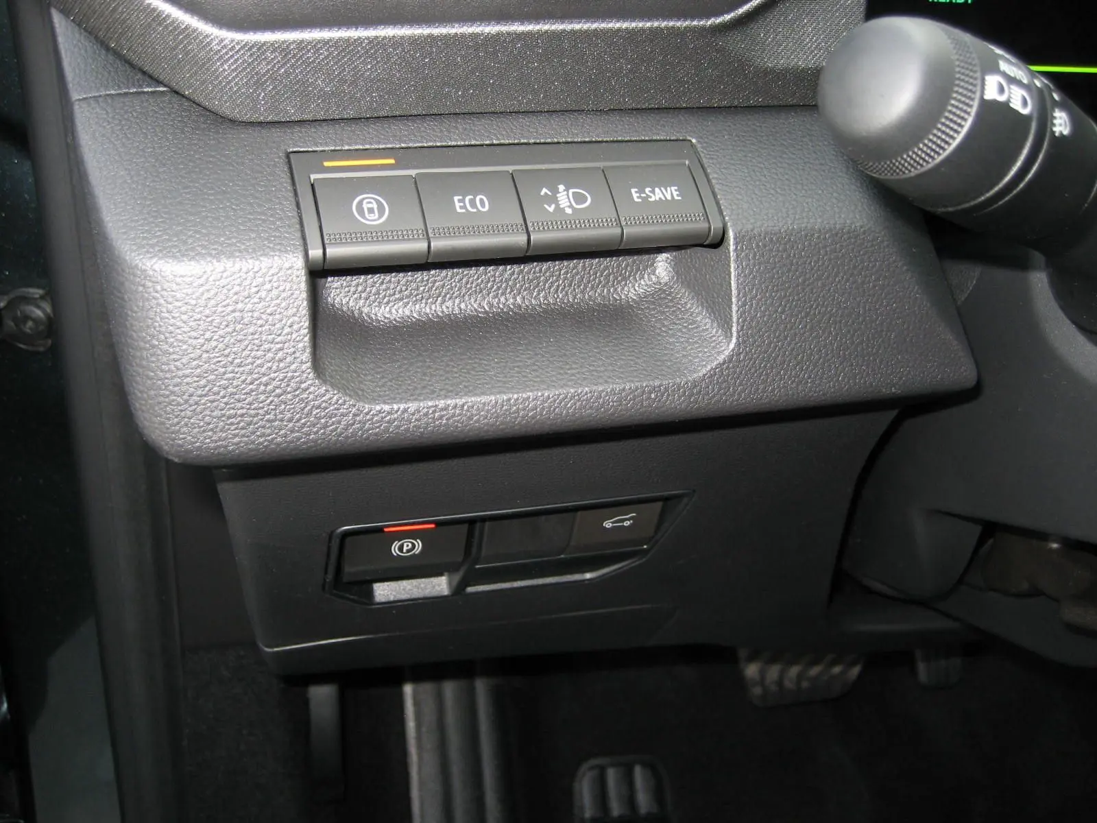 Détail des commandes côté gauche du tableau de bord du Dacia Bigster gris schiste, avec boutons ECO et E-SAVE visibles.