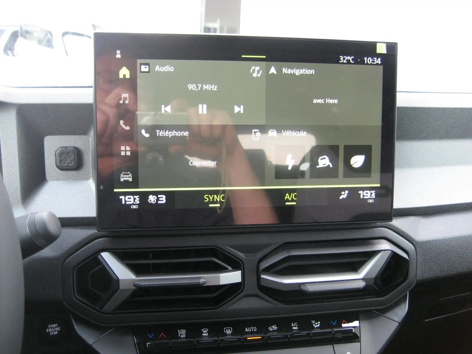 Vue rapprochée du tableau de bord du Dacia Bigster 2026, écran tactile et bouches d’aération hexagonales visibles.