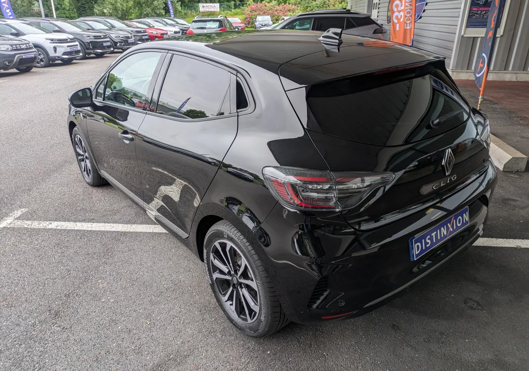 Vue 3/4 arrière droite d'une Renault Clio noire étoile métal 2025, avec jantes alliage et vitres teintées.