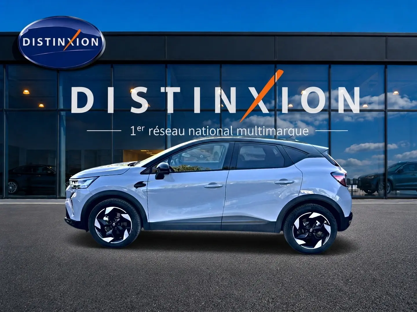 Renault Captur 1.8 e-tech full hybrid 160 techno gris rafale vu de profil côté gauche devant showroom Distinxion.