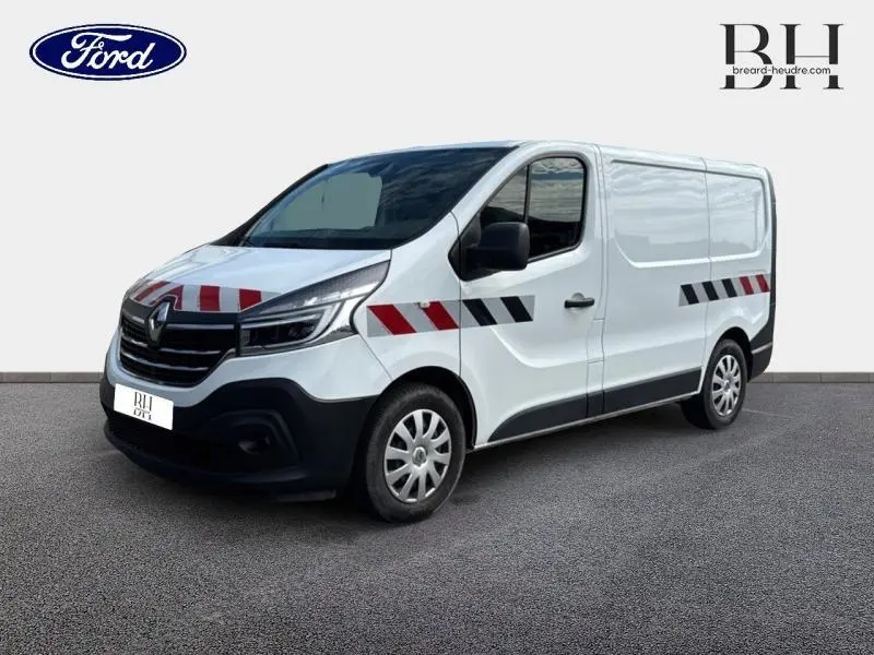 Renault Trafic Fourgon blanc glacier en vue 3/4 avant droit avec bandes rouges et noires sur la carrosserie.