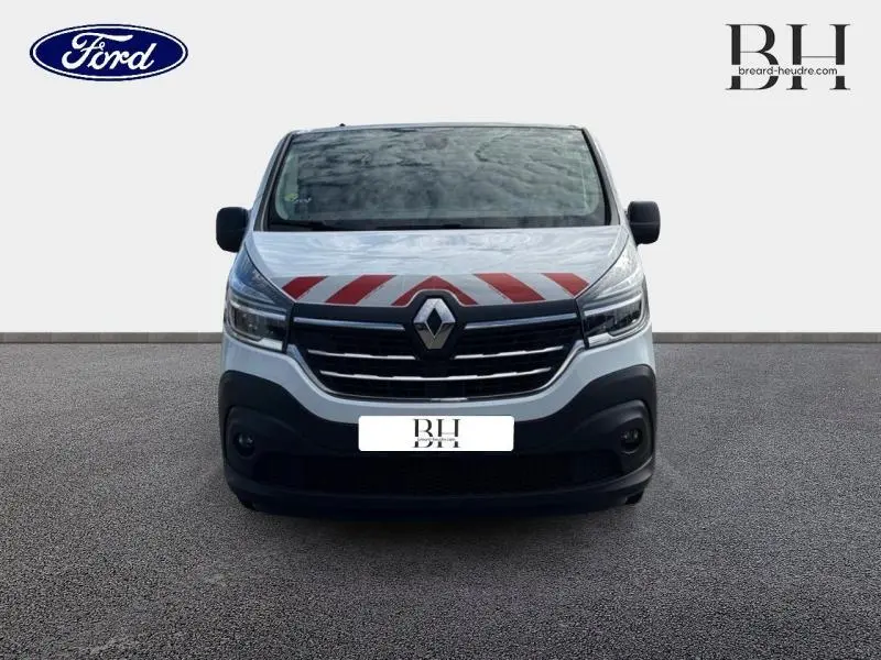 Vue avant d'un Renault Trafic Fourgon blanc Glacier avec marquage rouge sur le capot et pare-chocs noir.