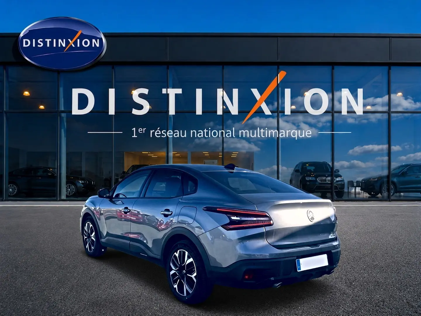 Citroën C4 X gris mercure vue 3/4 arrière droit, jantes alu et feux arrière LED distinctifs.