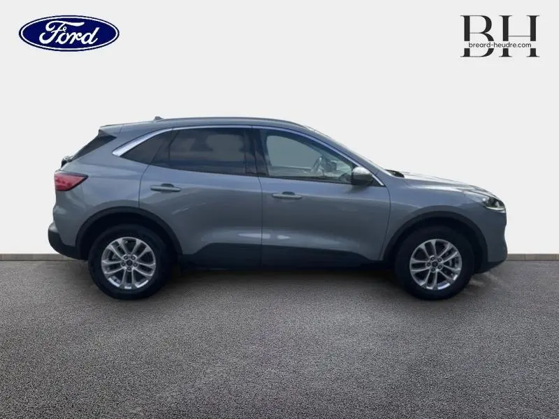 Ford Kuga 2022 gris Solar métallisée en vue profil côté gauche, avec jantes alu et lignes épurées.