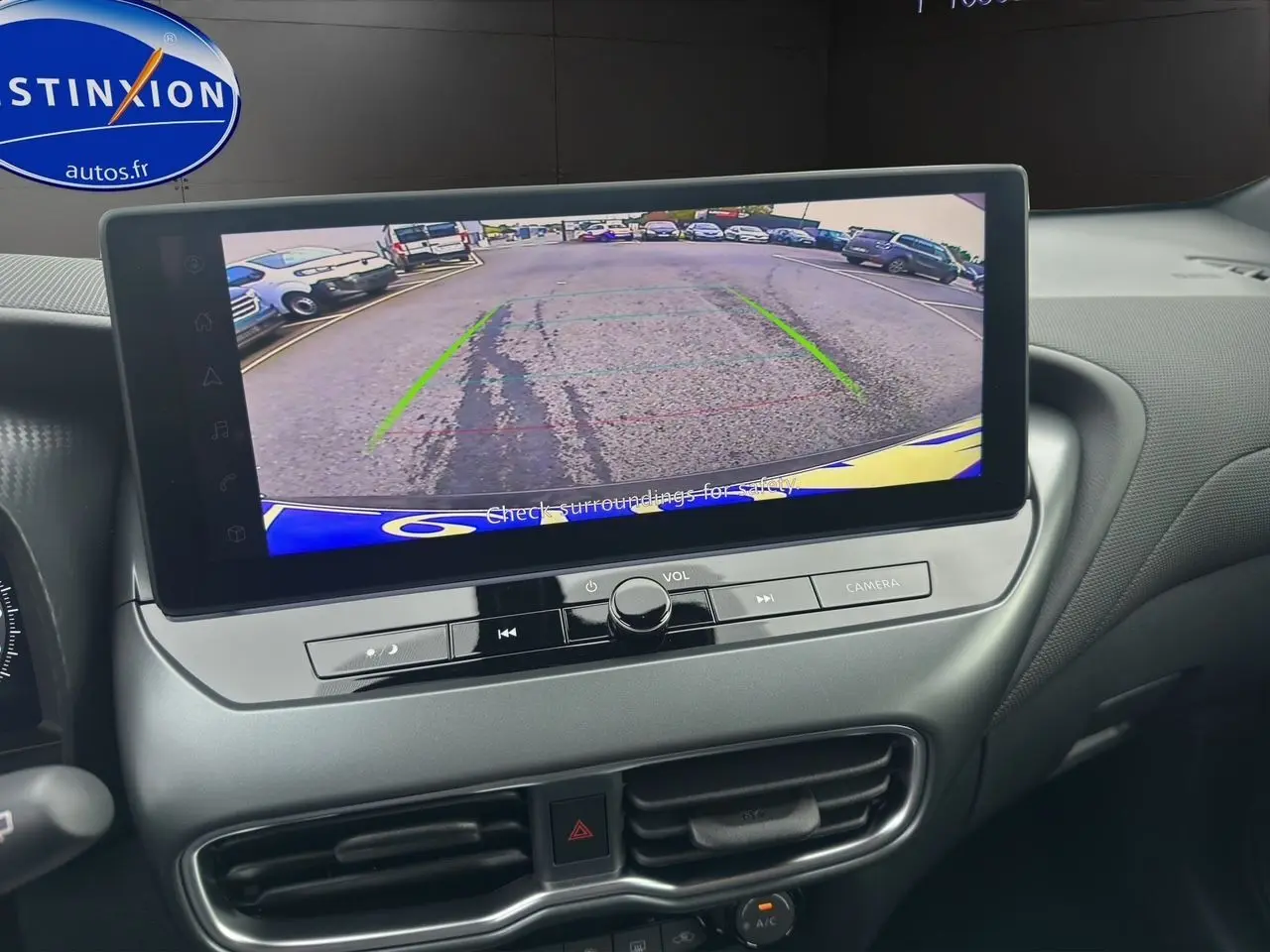 Vue intérieure du tableau de bord du Nissan Juke 2025, écran central affichant la caméra de recul.