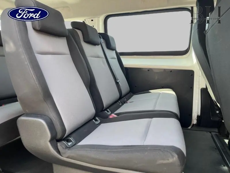 Vue intérieure côté droit montrant la banquette arrière grise et noire du Peugeot Expert Fourgon blanc Banquise 9 places.