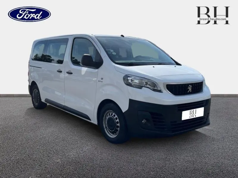 Vue 3/4 avant droit d'un Peugeot Expert Fourgon blanc banquise avec vitres latérales teintées et portes arrière battantes.