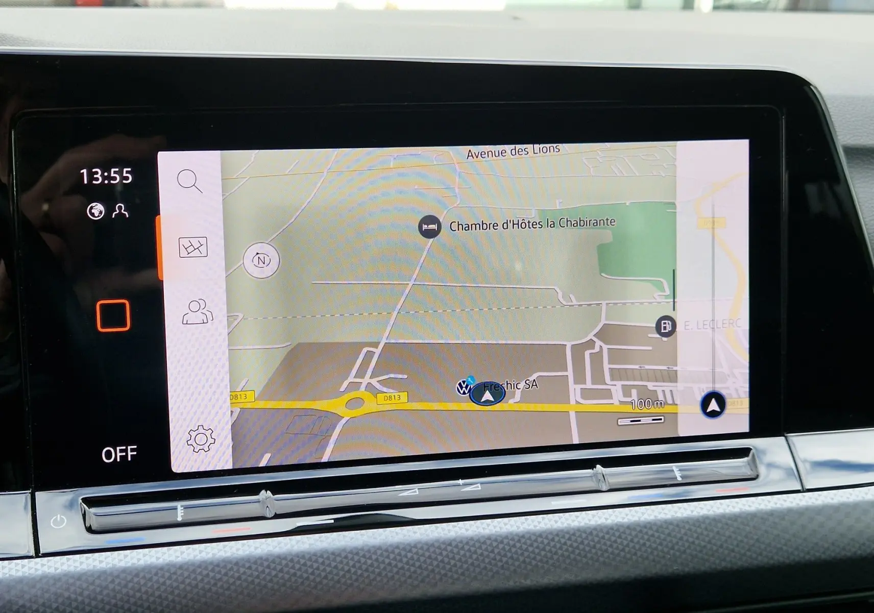 Écran tactile du système de navigation de la Volkswagen Golf 8, affichant une carte avec itinéraire, intérieur moderne.