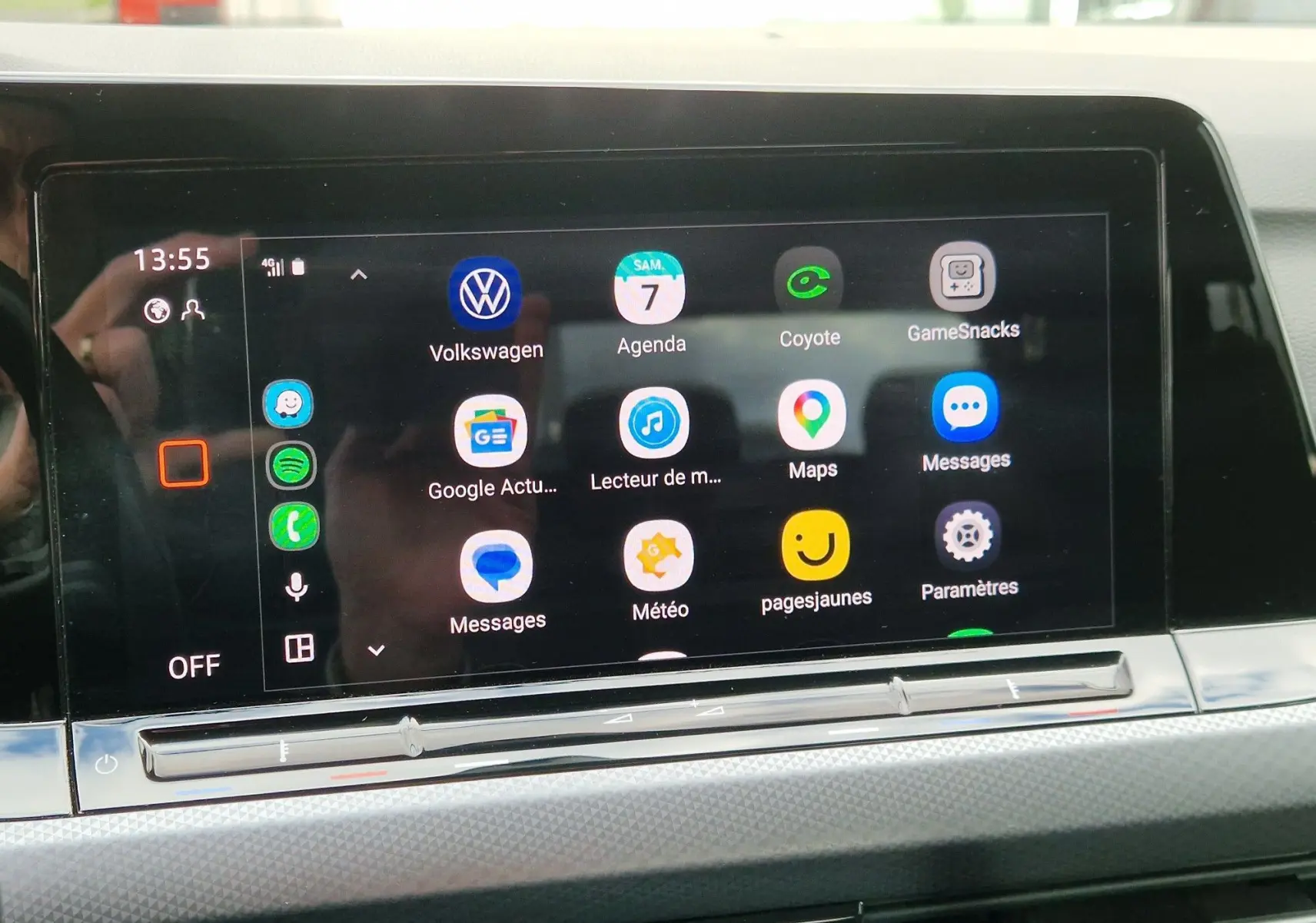 Écran tactile central de la Volkswagen Golf 8 noir intense, affichant plusieurs applications connectées.