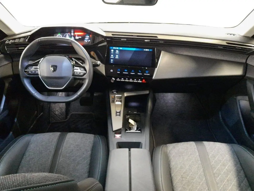Vue intérieure frontale du cockpit numérique et du volant multifonction de la Peugeot 408 PHEV 180 e-EAT8 Allure 2024.