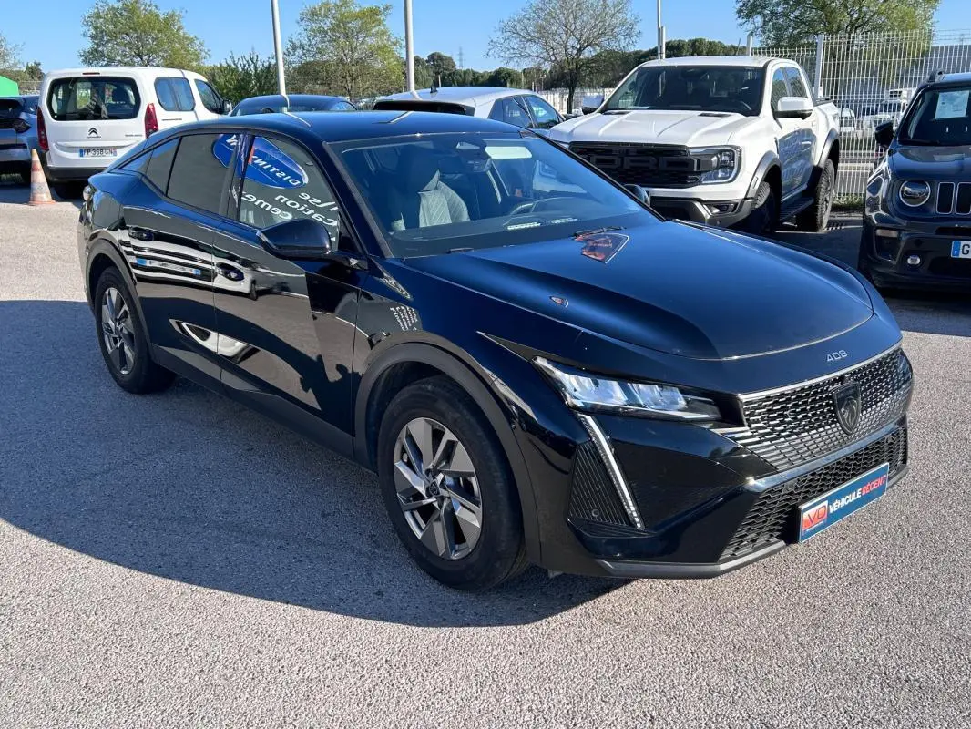 Peugeot 408 PHEV noir vue 3/4 avant droit, avec jantes alliage 17 pouces et calandre distinctive.