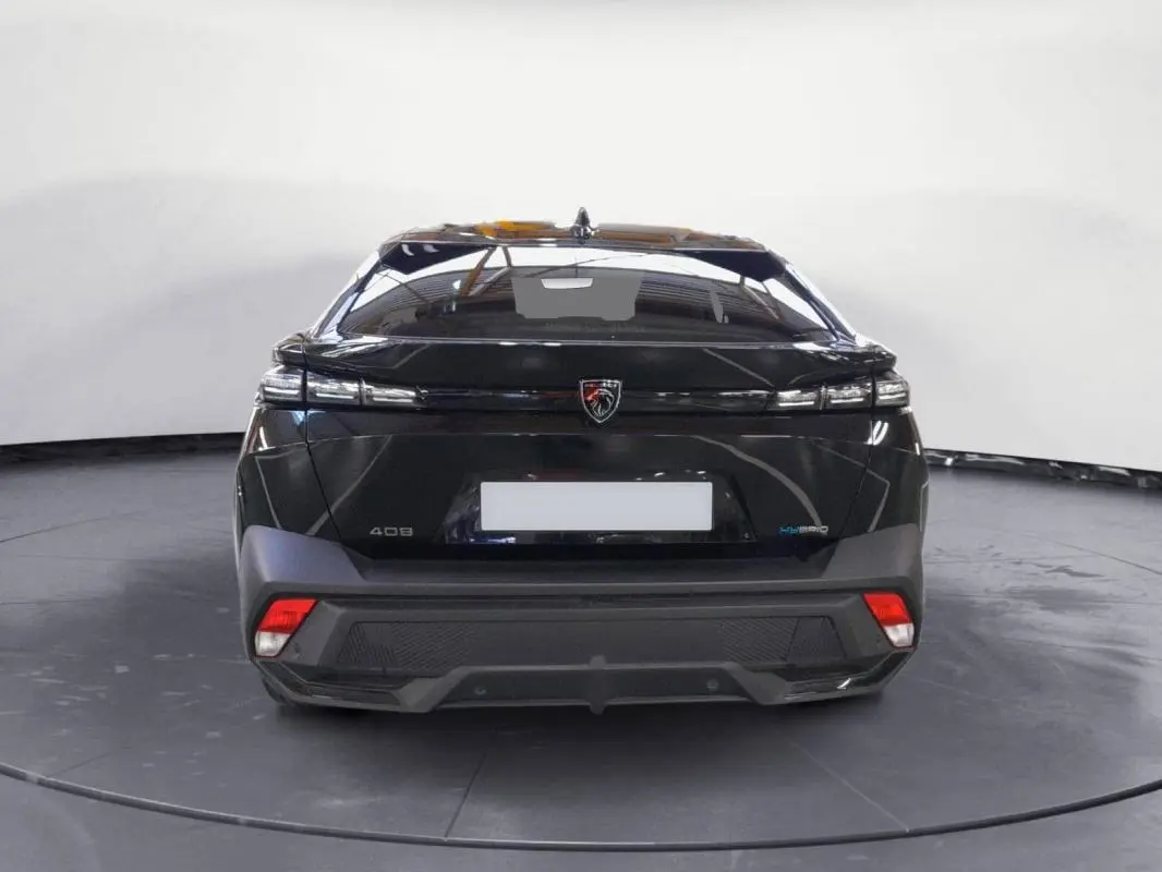 Vue arrière d'une Peugeot 408 PHEV 180 e-EAT8 Allure noire de 2024 avec feux LED et logo Peugeot central.