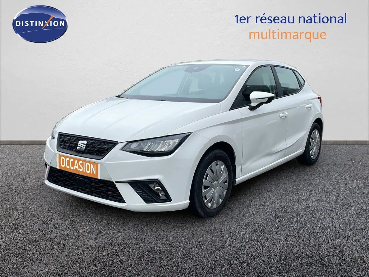 SEAT Ibiza blanche vue en 3/4 avant droit, avec une bosse visible sur la porte arrière côté droit.