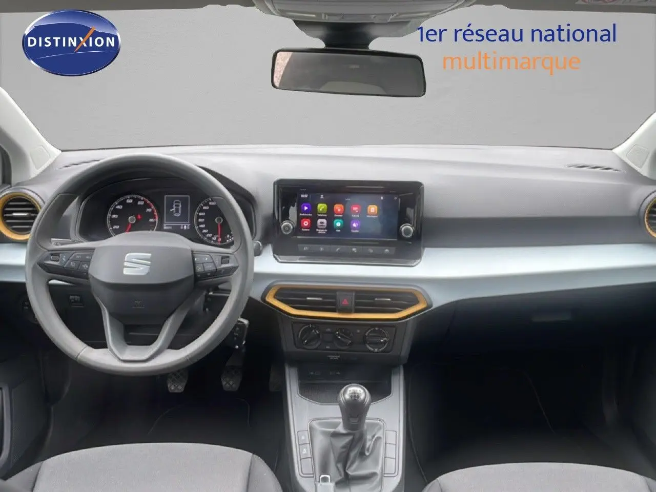 Vue intérieure avant du tableau de bord blanc candy de la SEAT Ibiza 1.0 MPI 80CH avec volant multifonction et écran tactile.