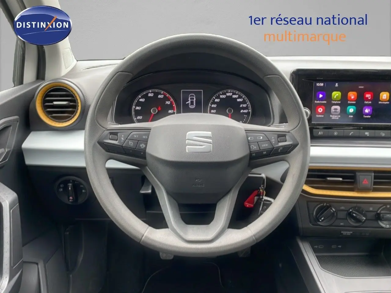 Vue intérieure centrée sur le volant et le tableau de bord de la SEAT Ibiza 2021 avec écran tactile et détails bois clair.