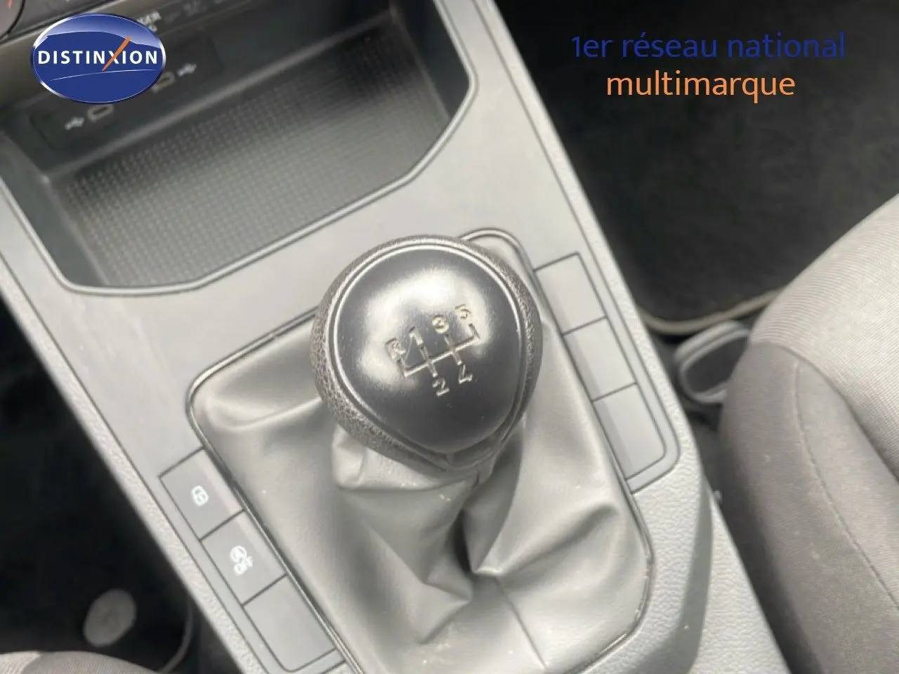Le levier de vitesses manuel noir de la SEAT Ibiza 2021, vue rapprochée de la console centrale et siège tissu gris.
