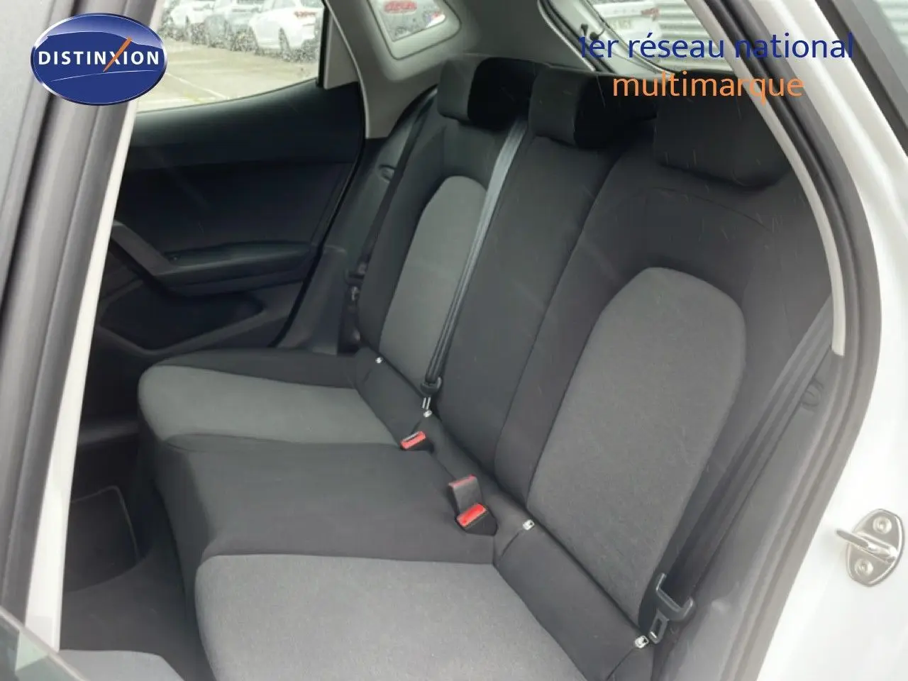 Vue intérieure côté droit des sièges arrière en tissu gris et noir d'une SEAT Ibiza blanc candy 2021.