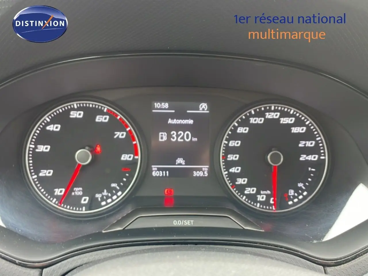 Tableau de bord de SEAT Ibiza 2021 en vue frontale, affichant la vitesse, le régime moteur et l'autonomie de 320 km.