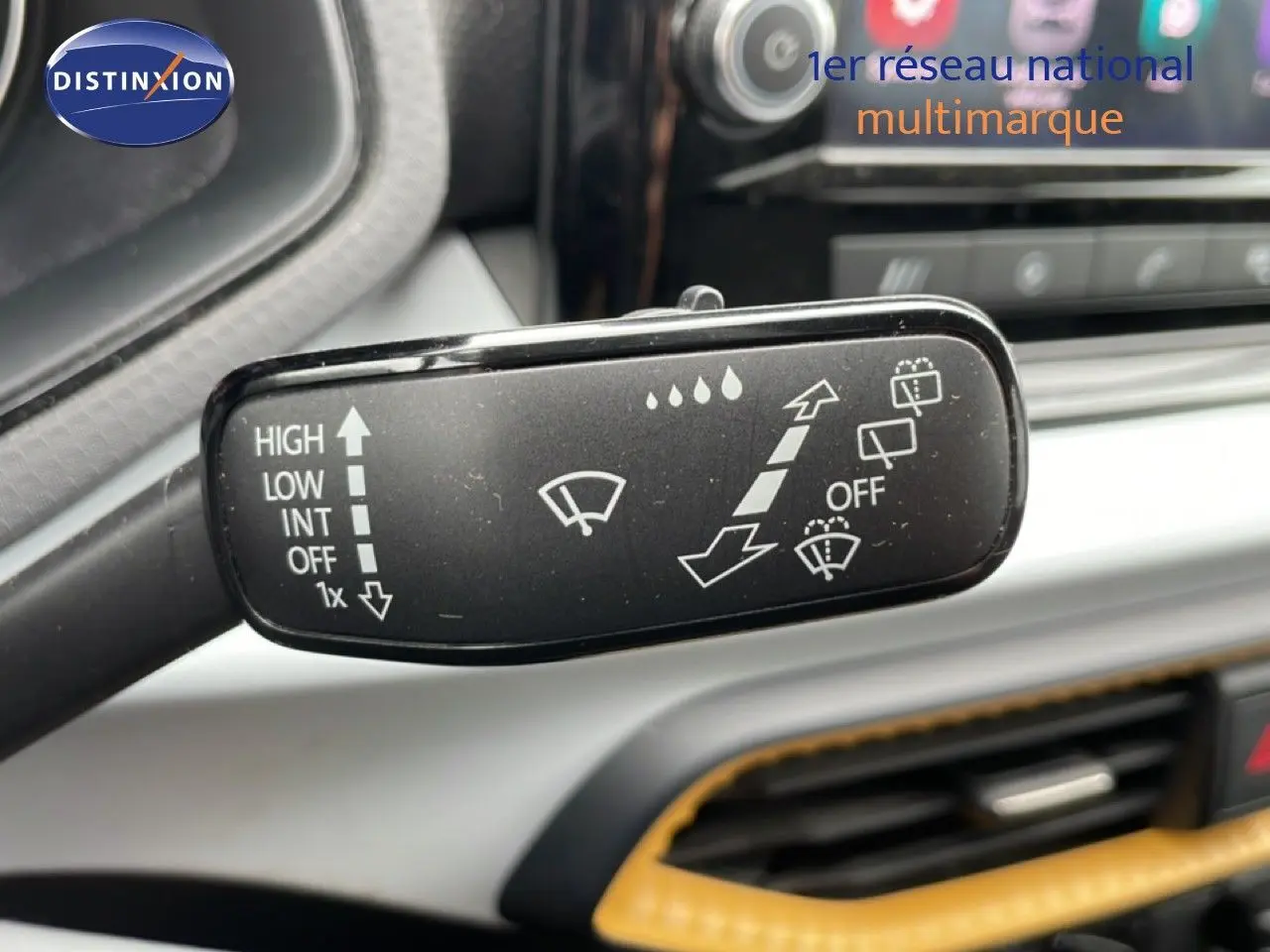Gros plan sur la commande des essuie-glaces dans l’habitacle d’une SEAT Ibiza blanc candy de 2021.