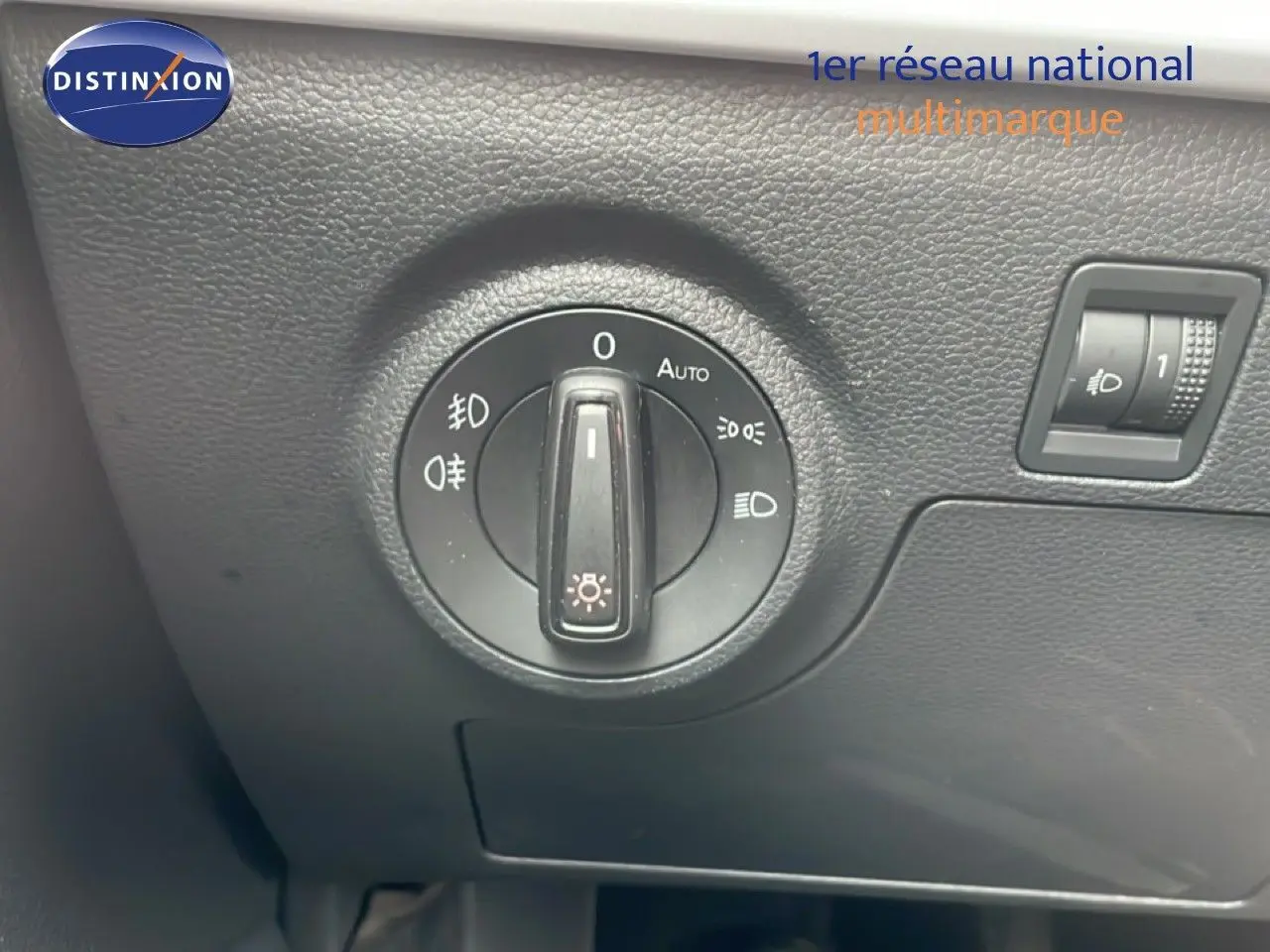 Gros plan sur la commande d’éclairage intérieure noire d’une SEAT Ibiza blanche Candy, version 2021, côté conducteur.