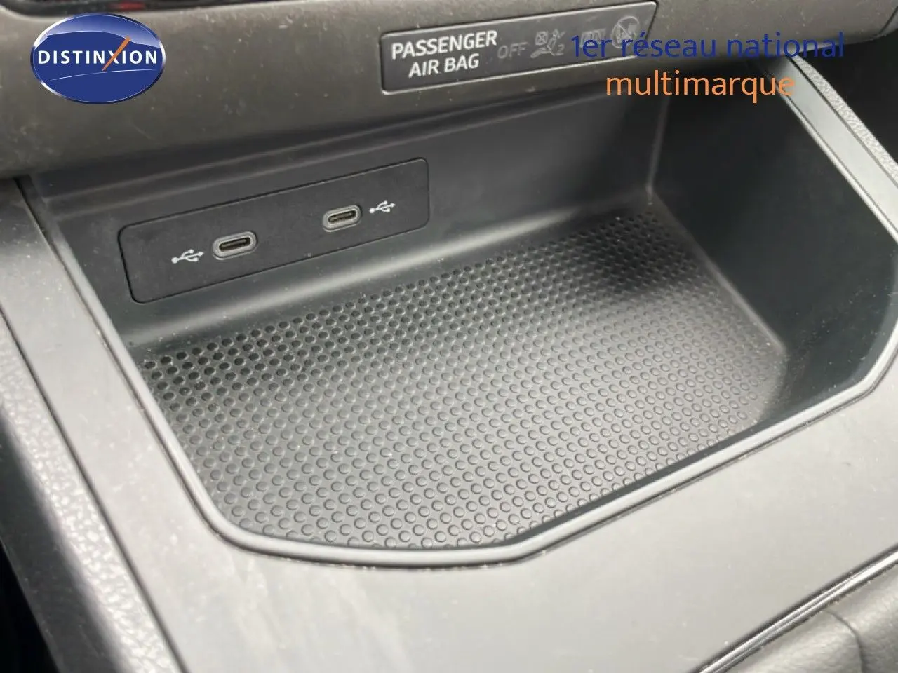 Vue rapprochée de la console centrale noire avec ports USB doubles dans une SEAT Ibiza 2021 blanche.