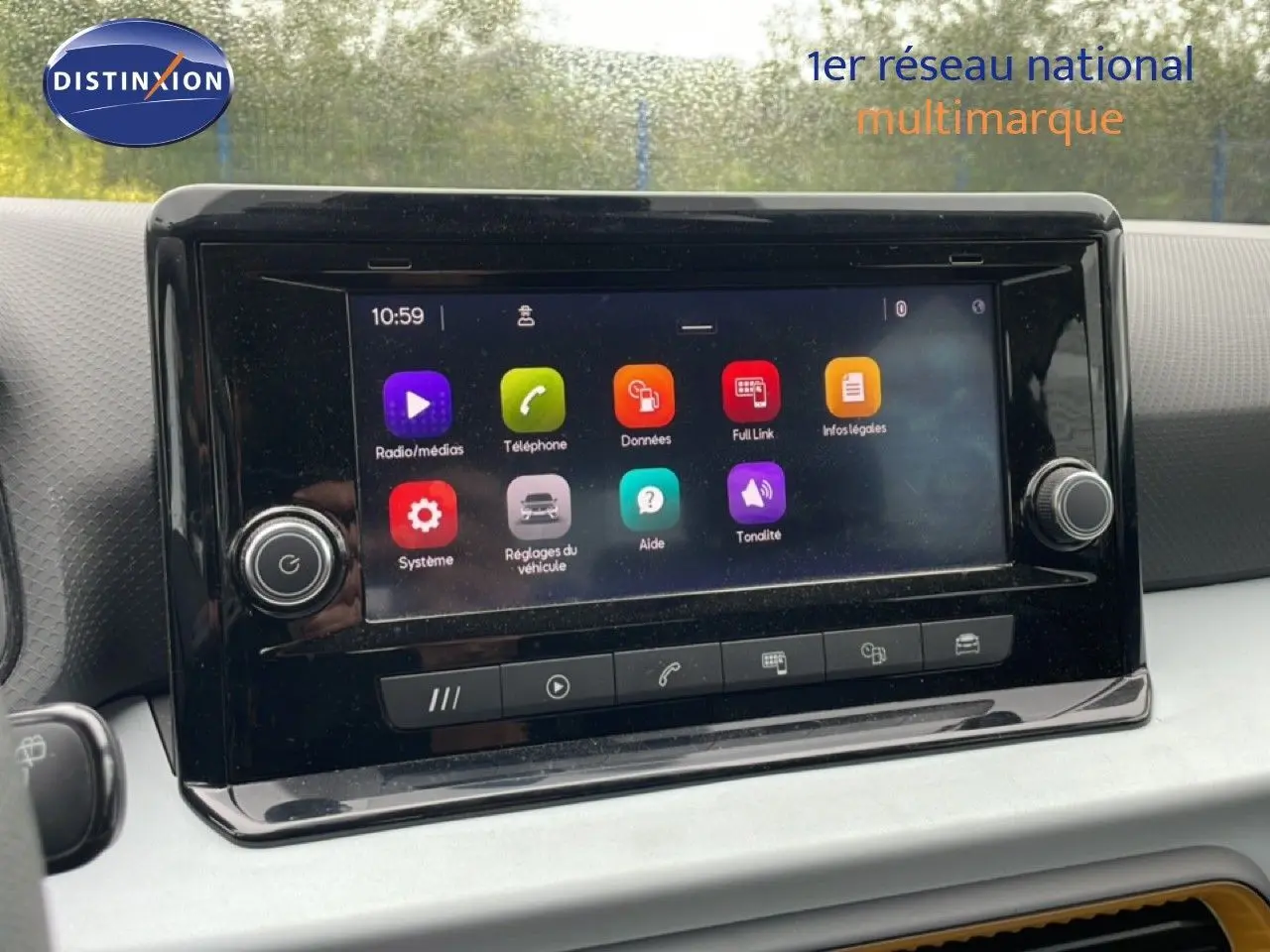 Écran tactile central de la SEAT Ibiza 2021 affichant les options multimédias, vue de face intérieure.