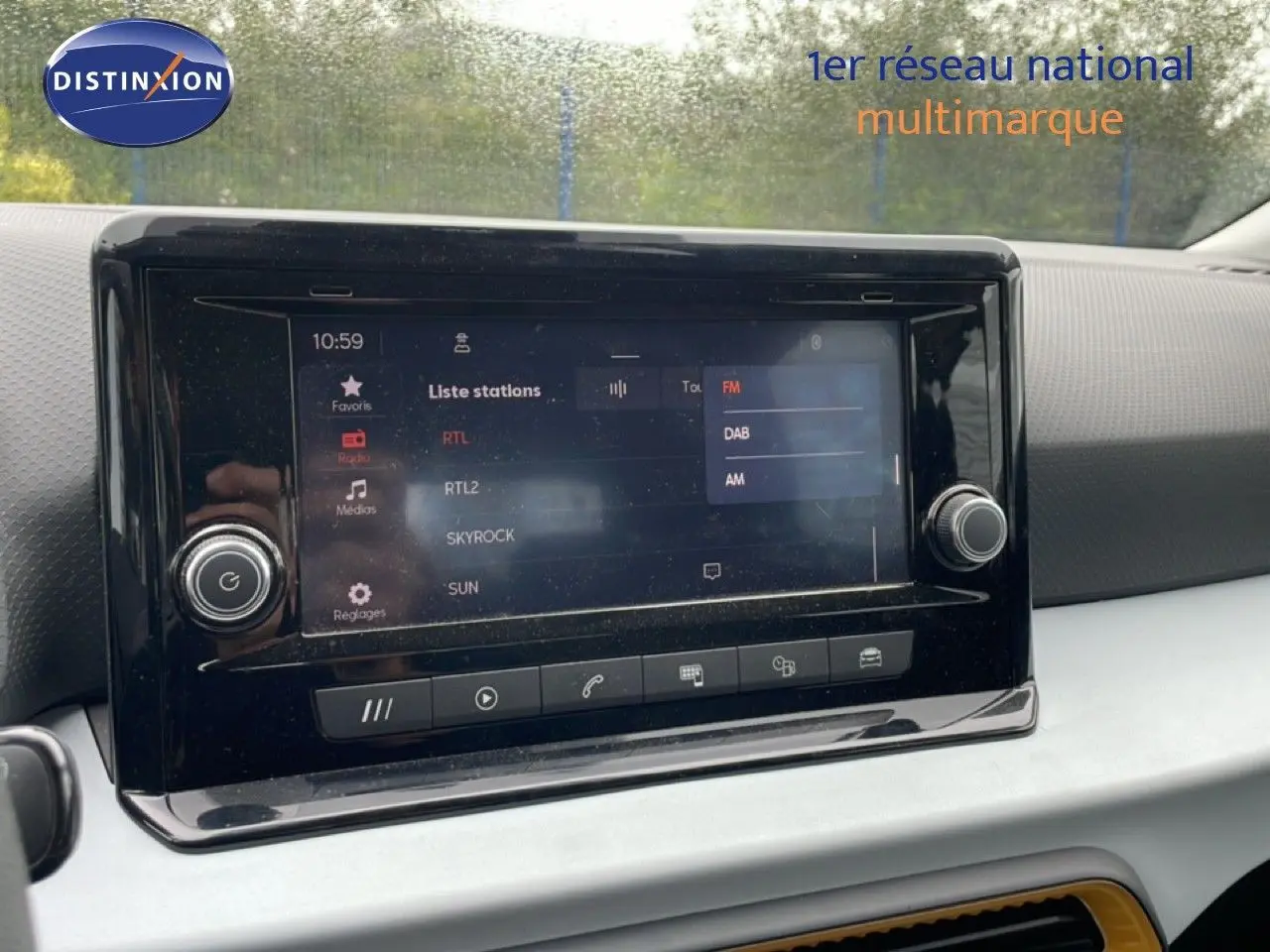 Écran tactile central de la SEAT Ibiza 2021 en gros plan, avec interface radio et finition noire brillante.