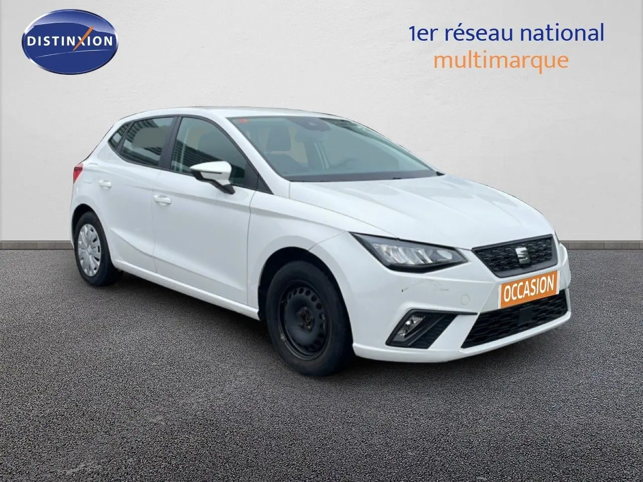 SEAT Ibiza blanche vue en 3/4 avant droit, avec jante acier avant et plaque "OCCASION" orange.