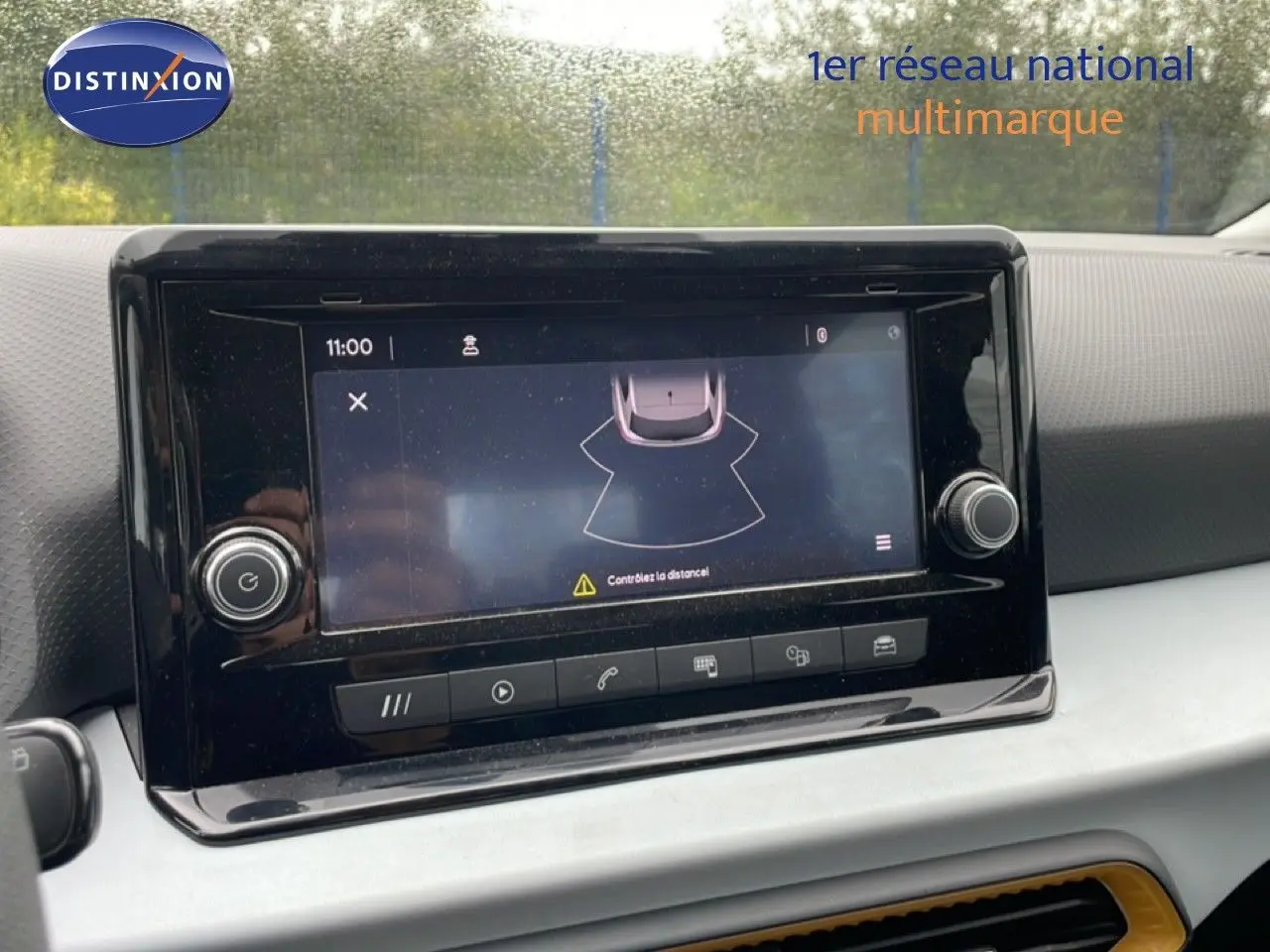 Écran tactile central affichant l’aide au stationnement dans l’habitacle d’une SEAT Ibiza blanche 2021.