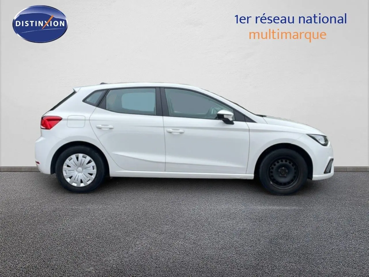 SEAT Ibiza blanc candy vue de profil côté gauche, avec jante acier à l'avant et enjoliveur à l'arrière.
