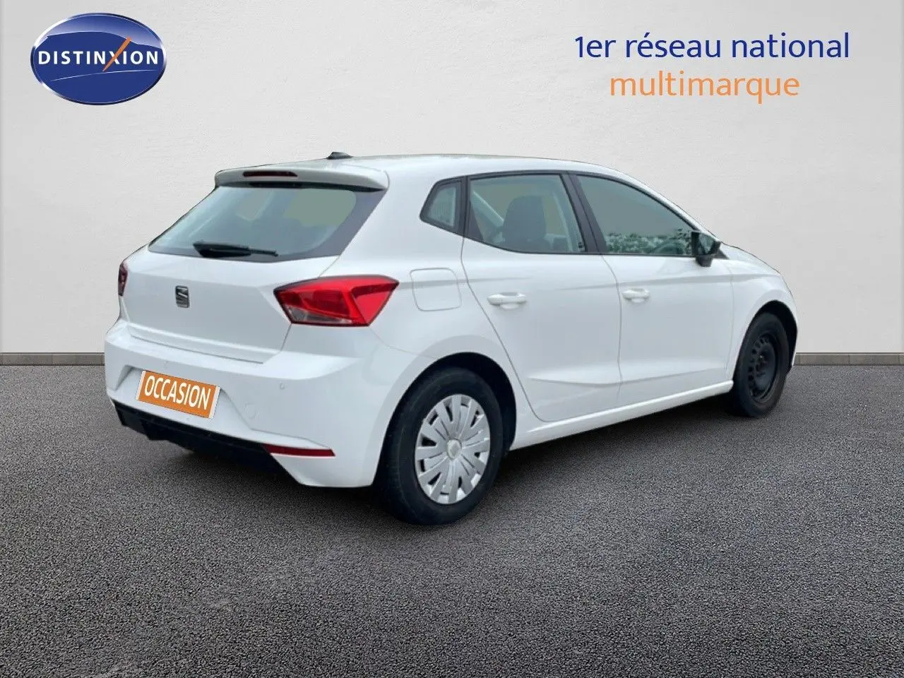 SEAT Ibiza blanc candy vue 3/4 arrière droit, avec jantes acier et enjoliveurs sur roue arrière gauche.