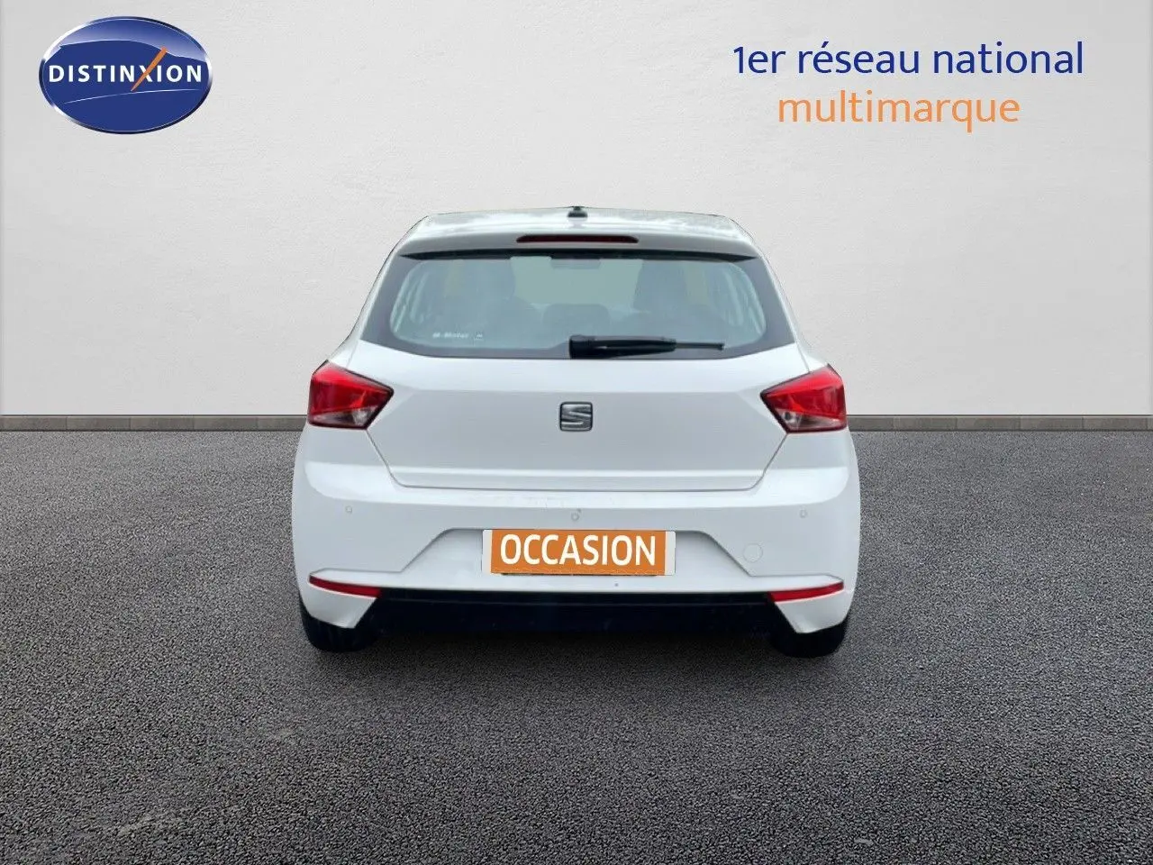 Vue arrière d'une SEAT Ibiza blanche Candy 2021 avec plaque "OCCASION" sur fond neutre.