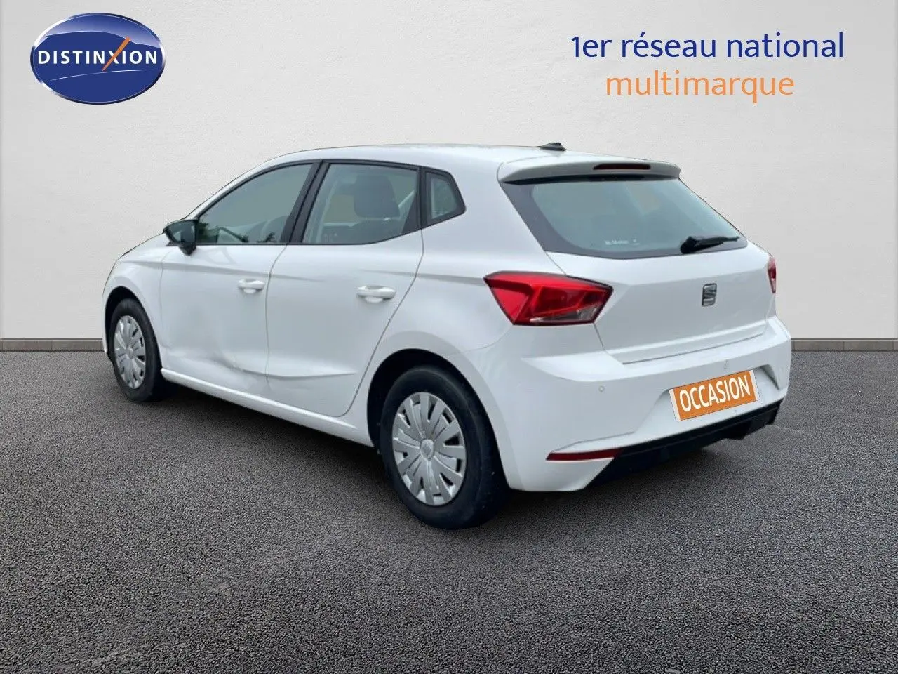 Vue 3/4 arrière droite d'une SEAT Ibiza blanche Candy avec jantes acier et feux arrière LED, sur fond neutre.