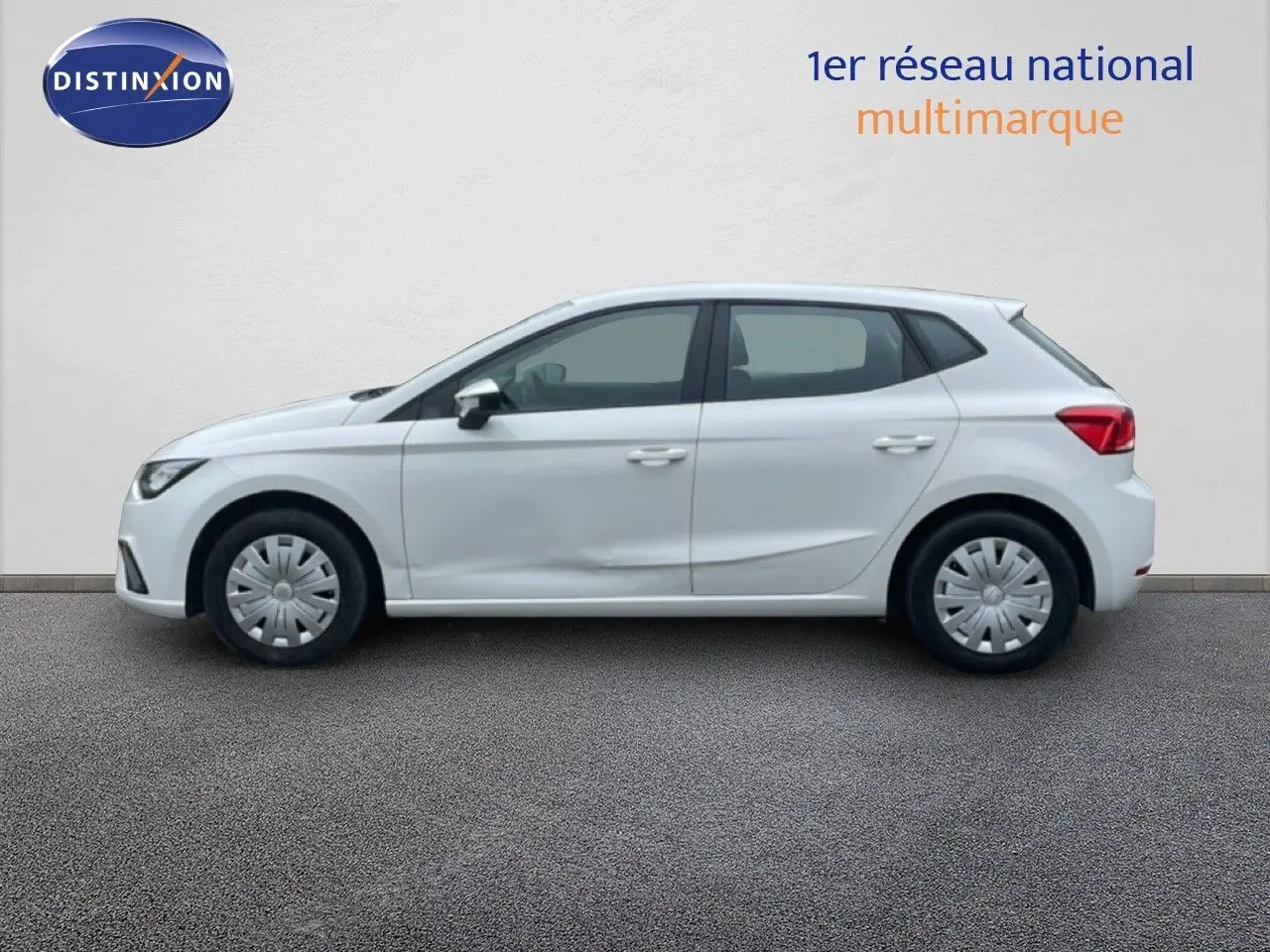 Profil côté gauche d'une SEAT Ibiza blanche Candy 2021 avec une bosse visible sur la porte arrière.