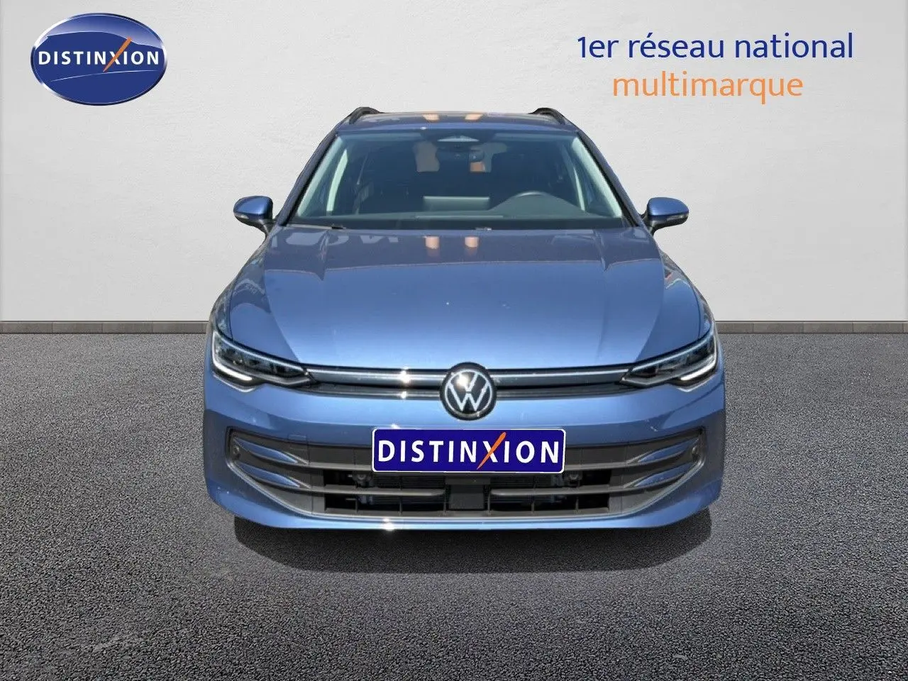 Vue frontale d'une Volkswagen Golf SW 1.5 TSI Evo2 bleu Anemone avec calandre épurée et phares LED fins.