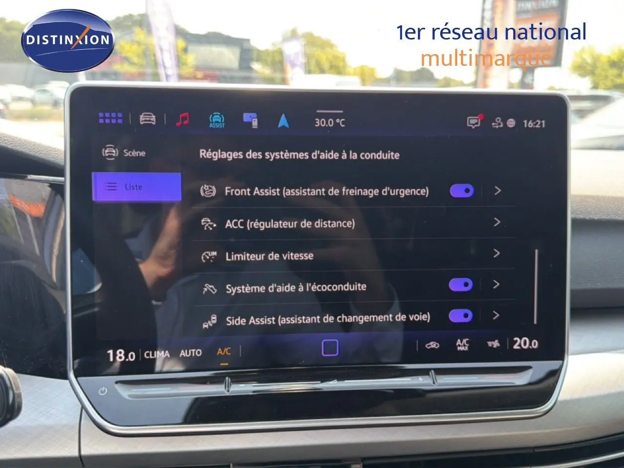 Écran tactile central affichant les réglages d’aide à la conduite dans une Volkswagen Golf SW 2026, intérieur gris-noir.