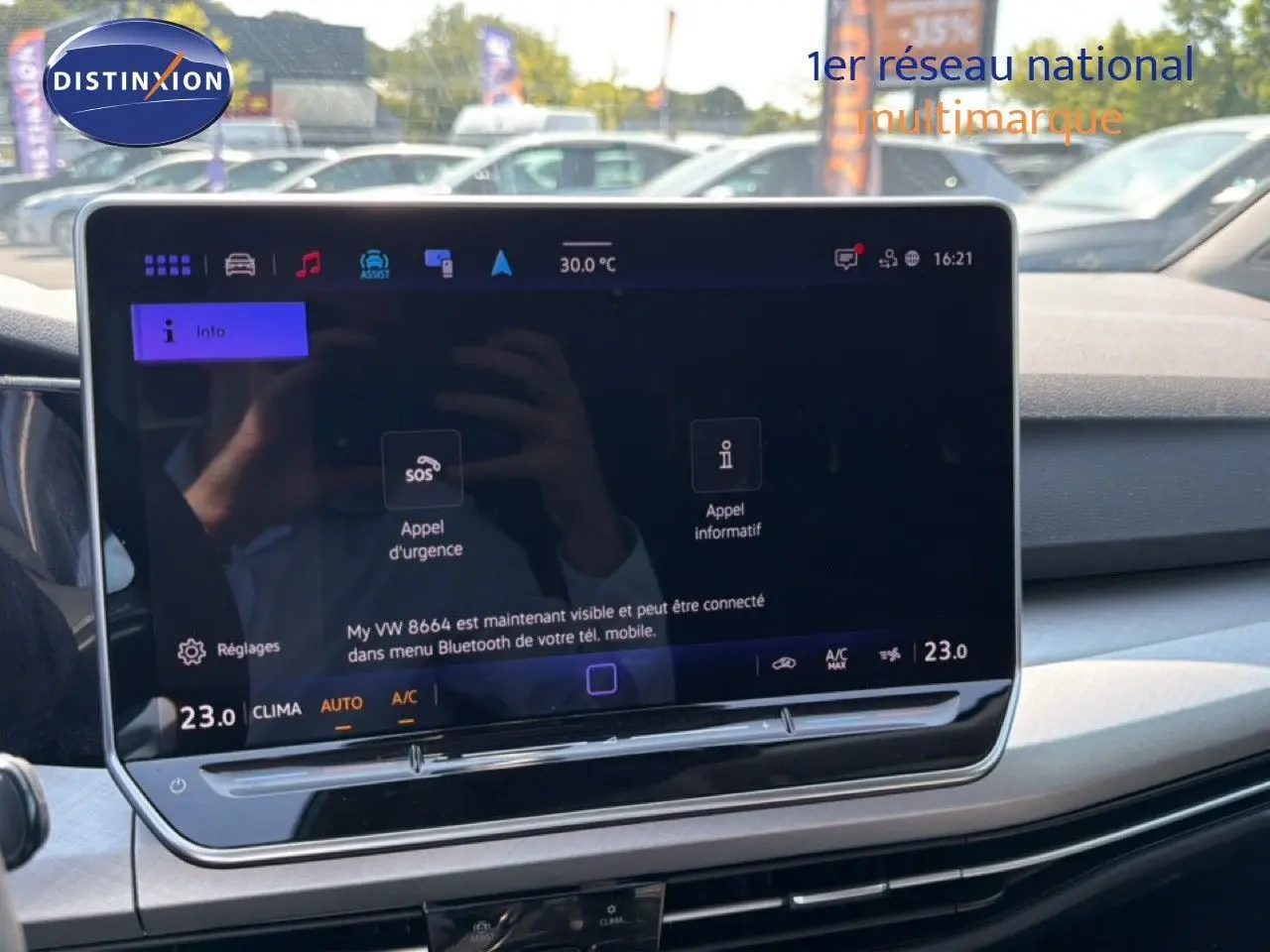 Vue intérieure centrée sur l'écran tactile du tableau de bord de la Volkswagen Golf SW bleu Anemone, année 2026.