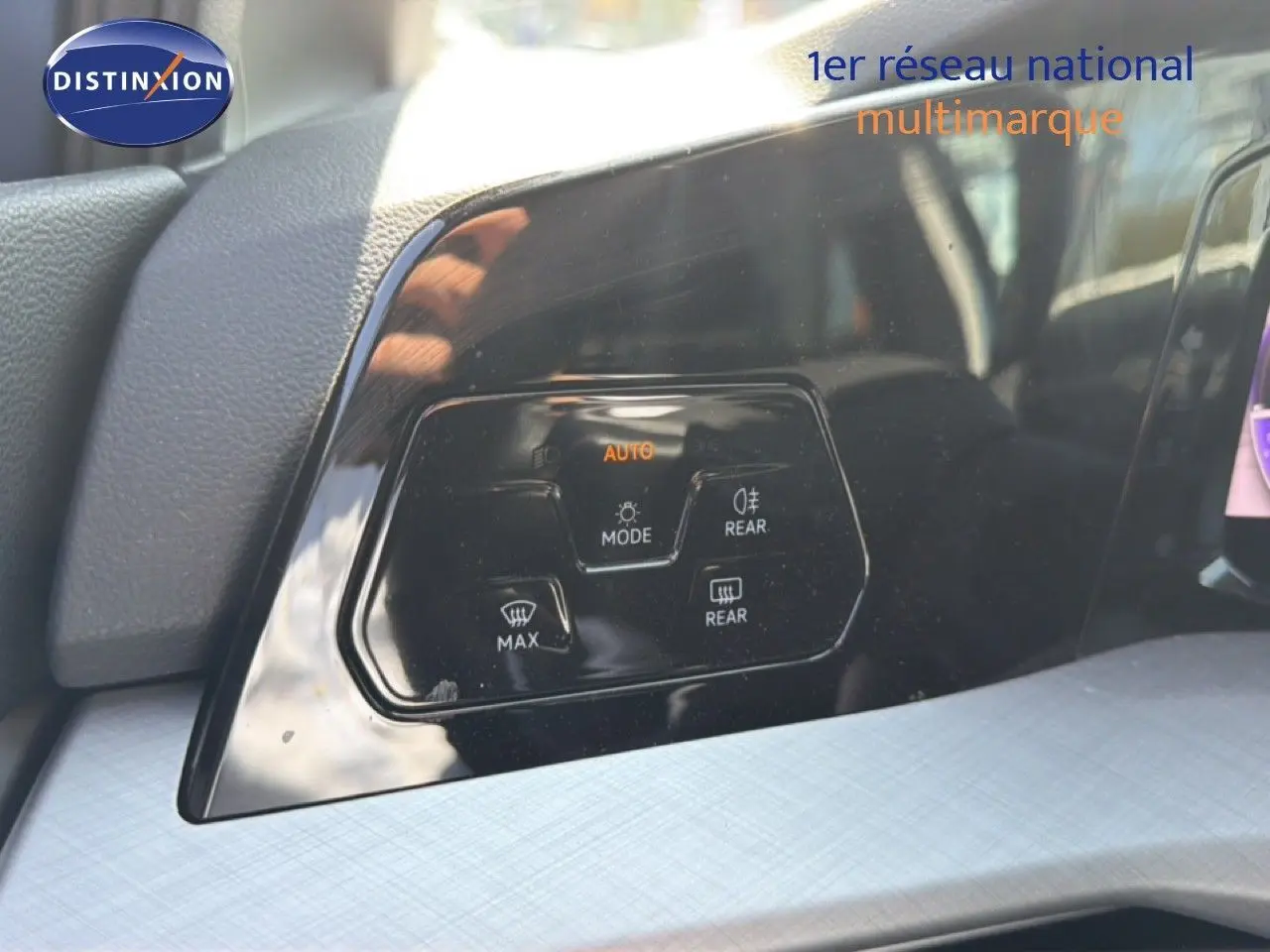 Gros plan sur les commandes d’éclairage automatiques et de dégivrage arrière dans l’habitacle d’une Volkswagen Golf SW 2026.