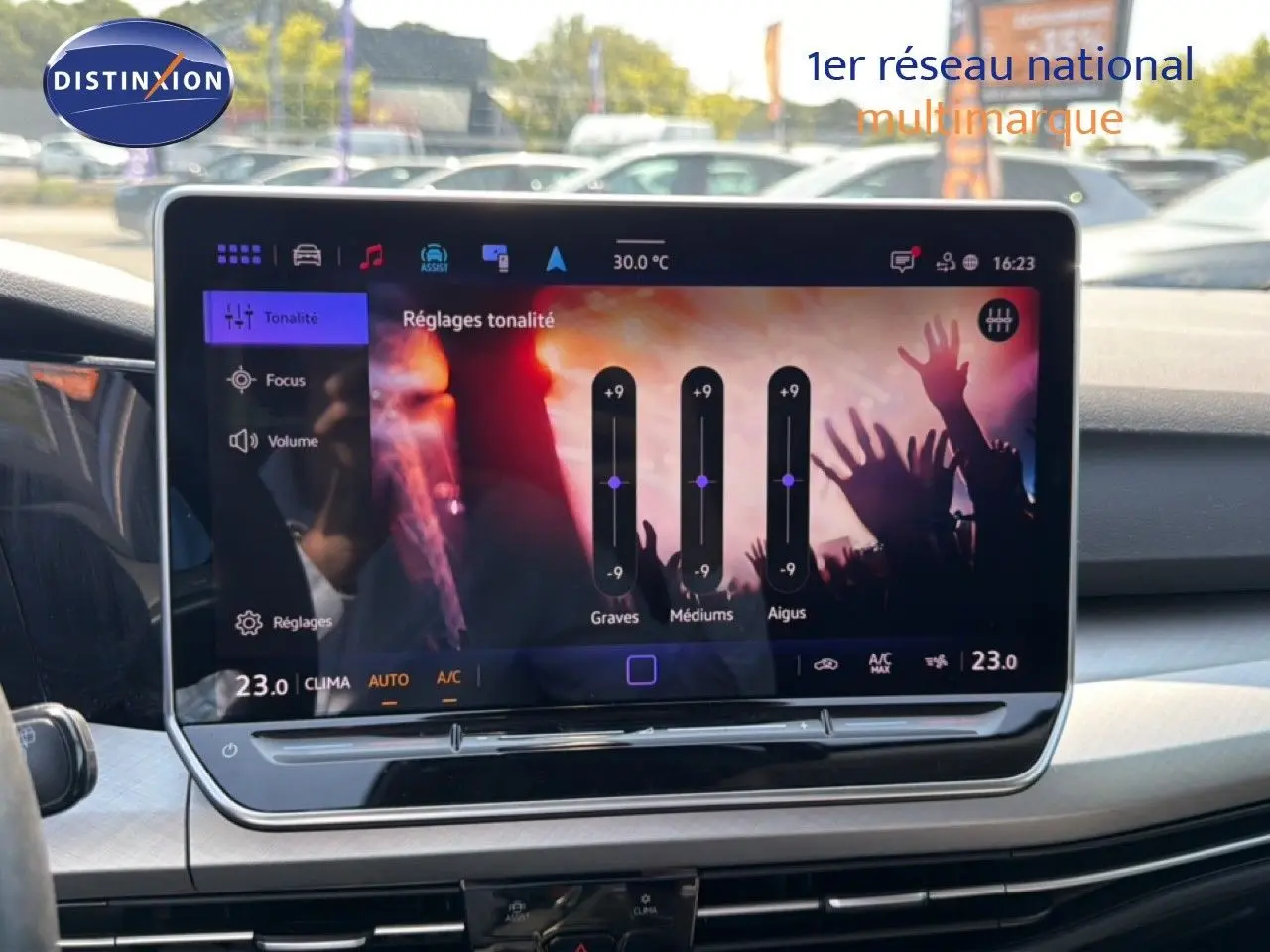 Vue intérieure centrée sur l'écran tactile du tableau de bord de la Volkswagen Golf SW 2026, avec réglages audio affichés.