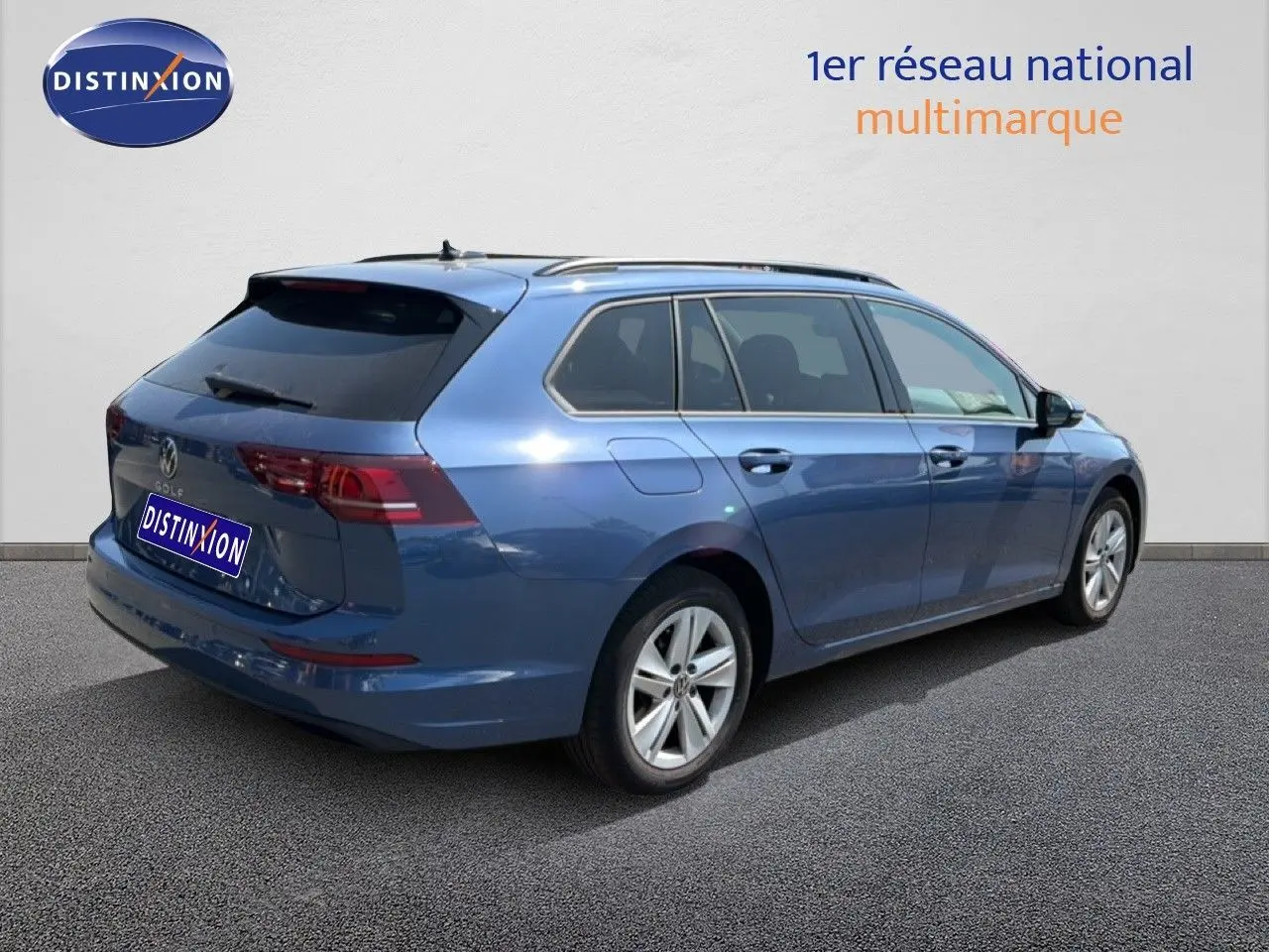 Vue 3/4 arrière droite d'une Volkswagen Golf SW bleu Anemone avec jantes alliage et vitres teintées.