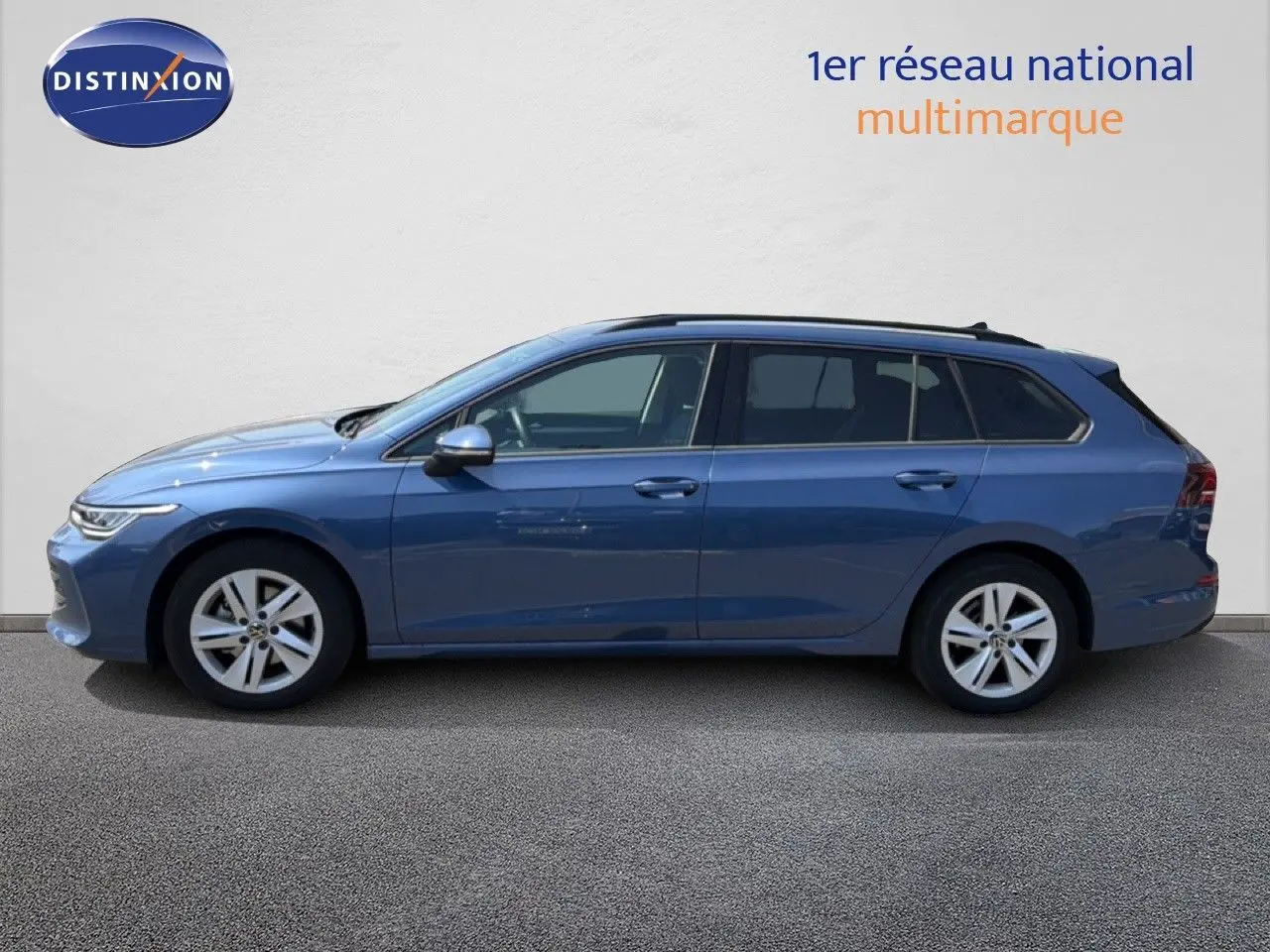 Vue de profil côté gauche d'une Volkswagen Golf SW 1.5 TSI Evo2 bleu Anemone, break compact à cinq portes.