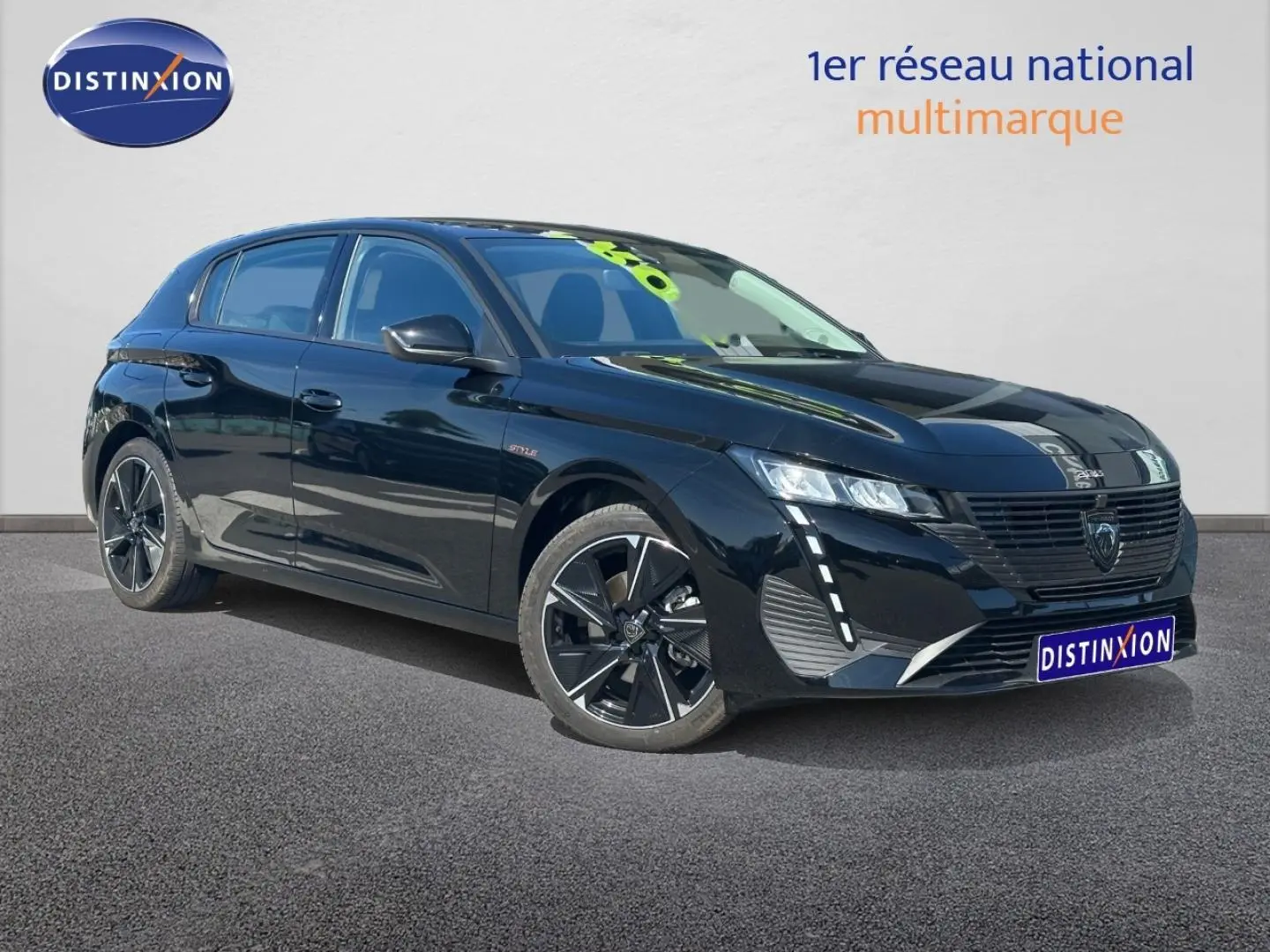 Peugeot e-308 Style noir Perla Nera vue 3/4 avant droit avec phares LED et jantes alliage noires.